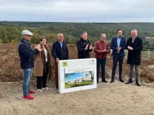 Philippe Rauch, Président de NaturaHOME, Raphaël Wagner de Roc Consulting, l'architecte Cécile Defer, Thomas Sturm d'Améo, maître d’œuvre, Hubert Reecht lotisseur, ainsi que le maire d’Osenbach Christian Michaud