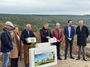 Philippe Rauch, Président de NaturaHOME, Raphaël Wagner de Roc Consulting, l'architecte Cécile Defer, Thomas Sturm d'Améo, maître d’œuvre, Hubert Reecht lotisseur, ainsi que le maire d’Osenbach Christian Michaud